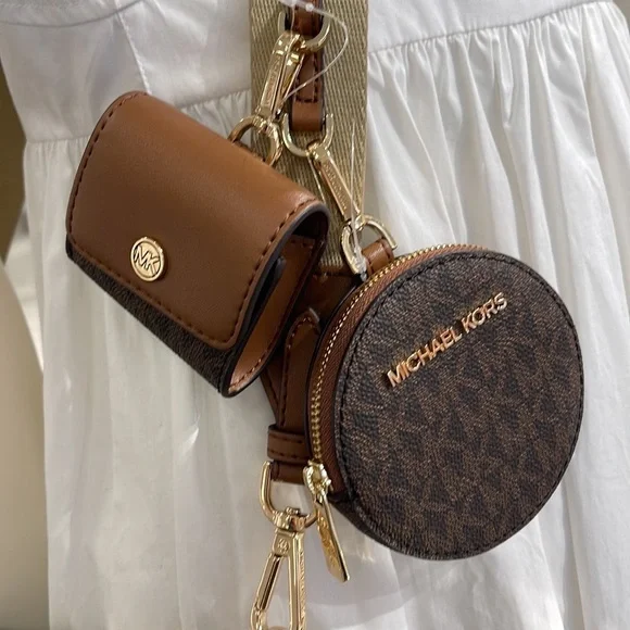 MICHAEL KORS
Jet Set Logo Crossbody Bag with Case for Apple Airpods Pro®
Brown - Picture 15 of 16